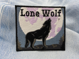 Lone Wolf Patch auf hellblauer Jeans