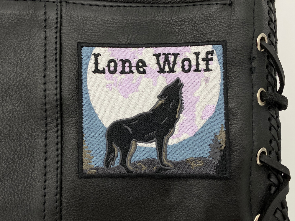 Lone Wolf Patch auf schwarzer Motorradjacke aufgebügelt