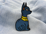 Ägyptische Katze Patch auf hellblauer Jeans