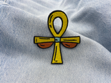 Kreuz Patch auf hellblauer Jeans