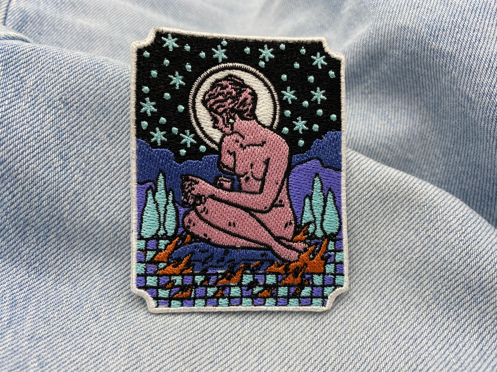Frauenstatue Patch auf hellblauer Jeans