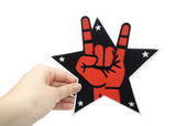 Frauenhand hält den Rocker Patch