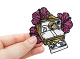 Frauenhand hält den Polaroid Kamera Patch