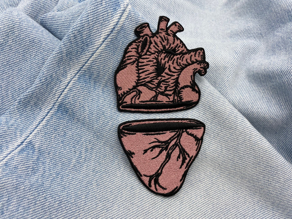 Broken Heart Patch auf hellblauer Jeans