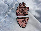 Broken Heart Patch auf hellblauer Jeans