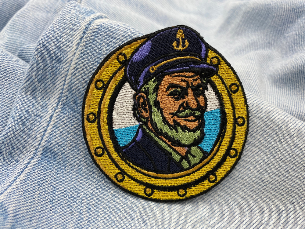 Seemann Patch auf hellblauer Jeans