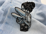 Weltraum Frau Patch auf hellblauer Jeans