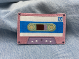 Kassetten Patch auf hellblauer Jeans