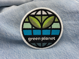 Green Planet Patch auf hellblauer Jeans
