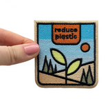 Frauenhand hält den Reduce Plastic Patch