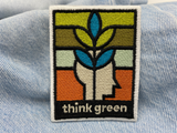 Think Green Patch auf hellblauer Jeans