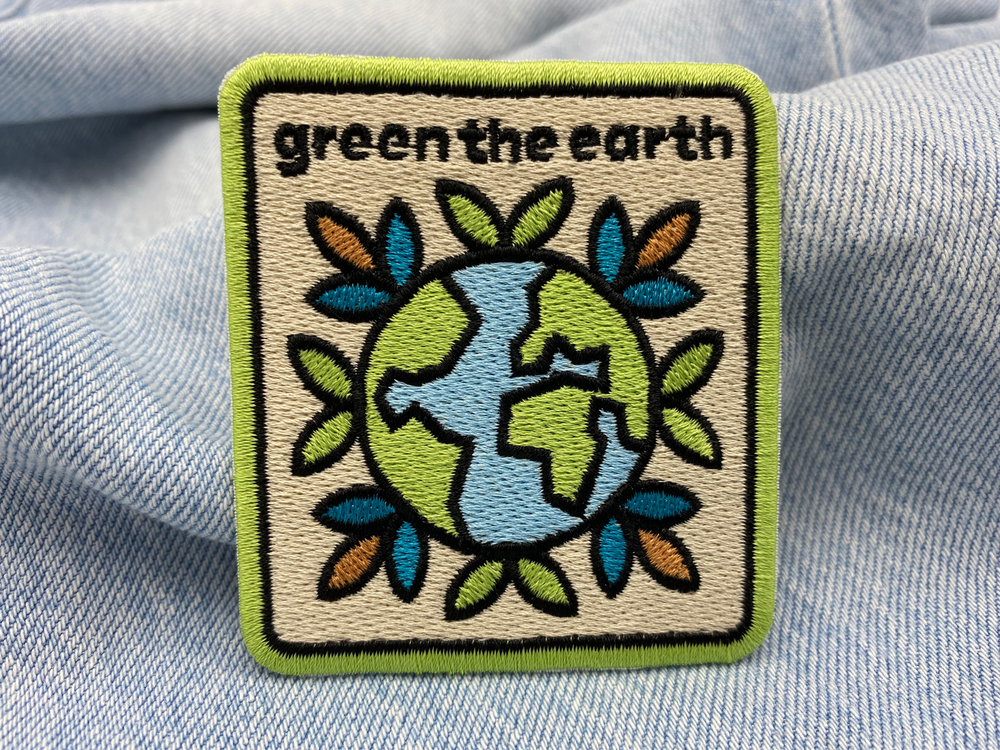 Green the Earth Patch auf hellblauer Jeans