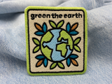 Green the Earth Patch auf hellblauer Jeans