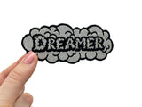 Dreamer Wolke Patch gehalten von einer Frauenhand