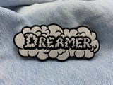 Dreamer Wolke Patch auf hellblauer Jeans