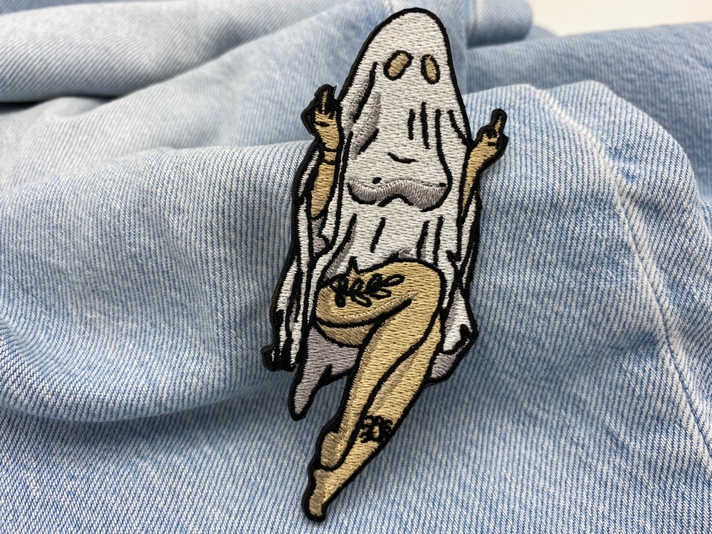 Sexy Geist Patch auf hellblauer Jeans
