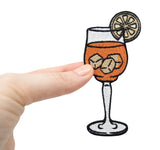 Frauenhand hält den Cocktail Patch