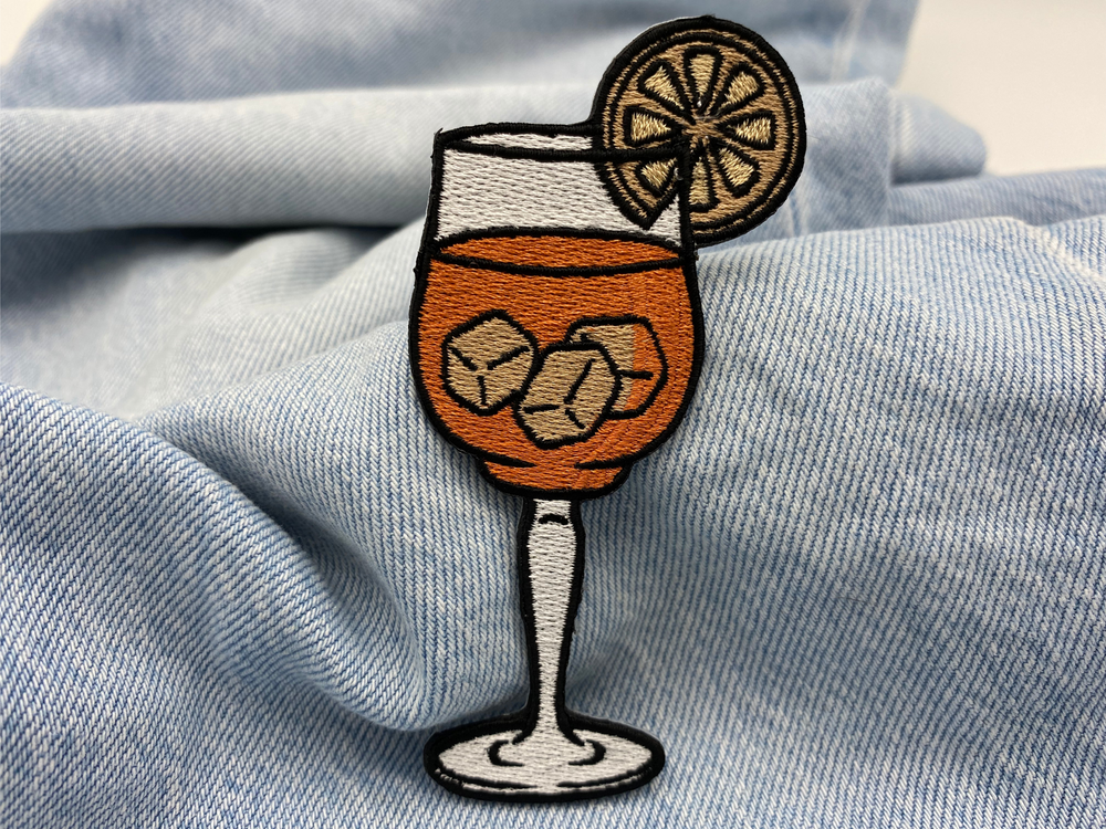 Cocktail Patch auf hellblauer Jeans