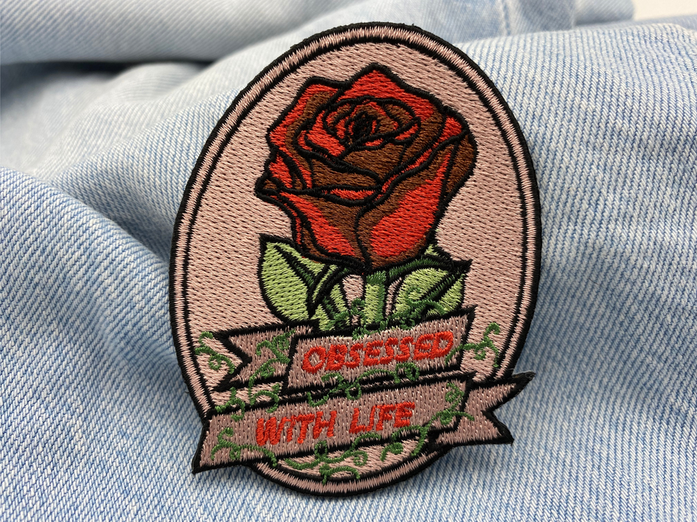 Rote Rose Patch auf hellblauer Jeans