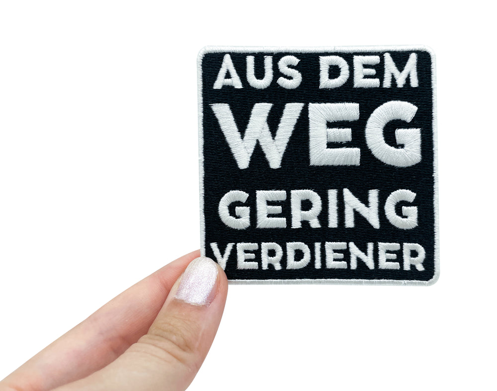 Frauenhand hält den Spruch Patch