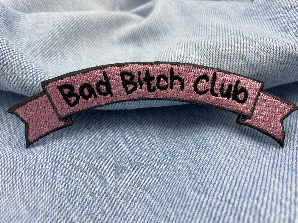 Banner Patch auf hellblauer Jeans