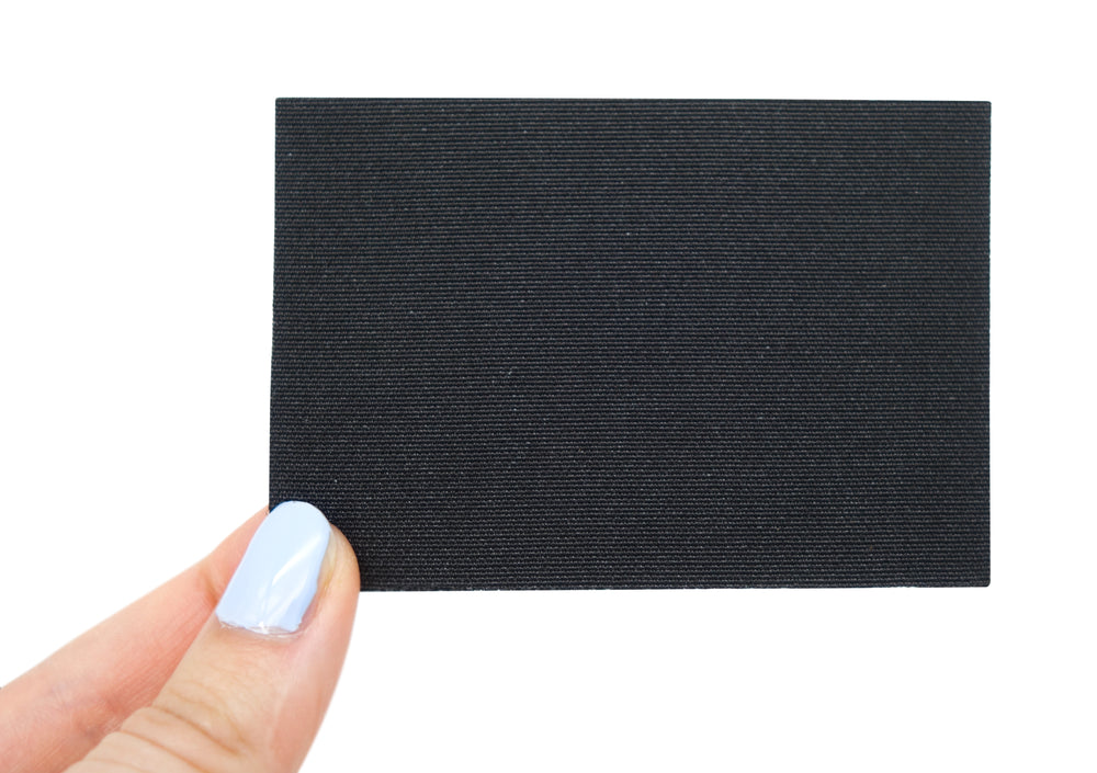 Rückseite des Klettpatches gehalten von einer Frauenhand