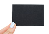 Rückseite des Klettpatches gehalten von einer Frauenhand