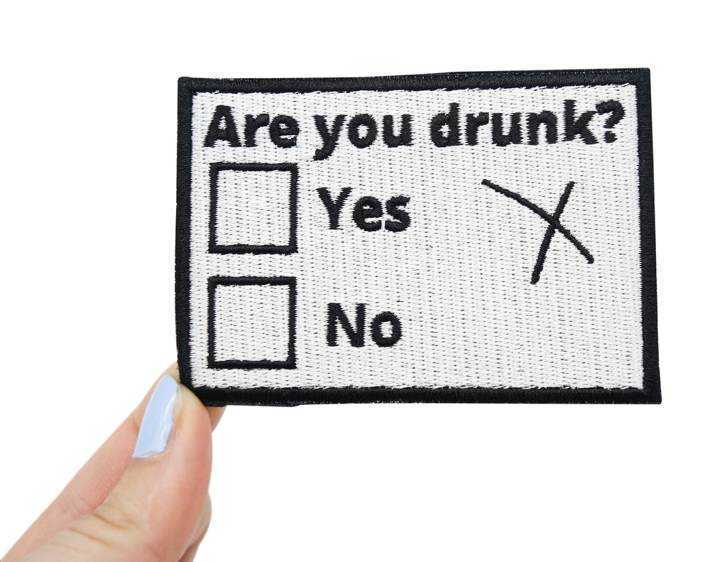 Frauenhand hält den Are you Drunk? Klettpatch
