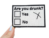 Frauenhand hält den Are you Drunk? Klettpatch