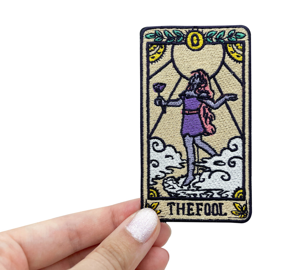 Frauenhand hält den Tarotkarte Patch