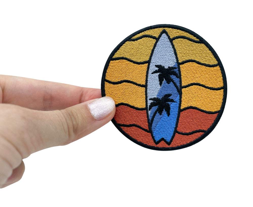 Surfbrett Patch gehalten von einer Frauenhand