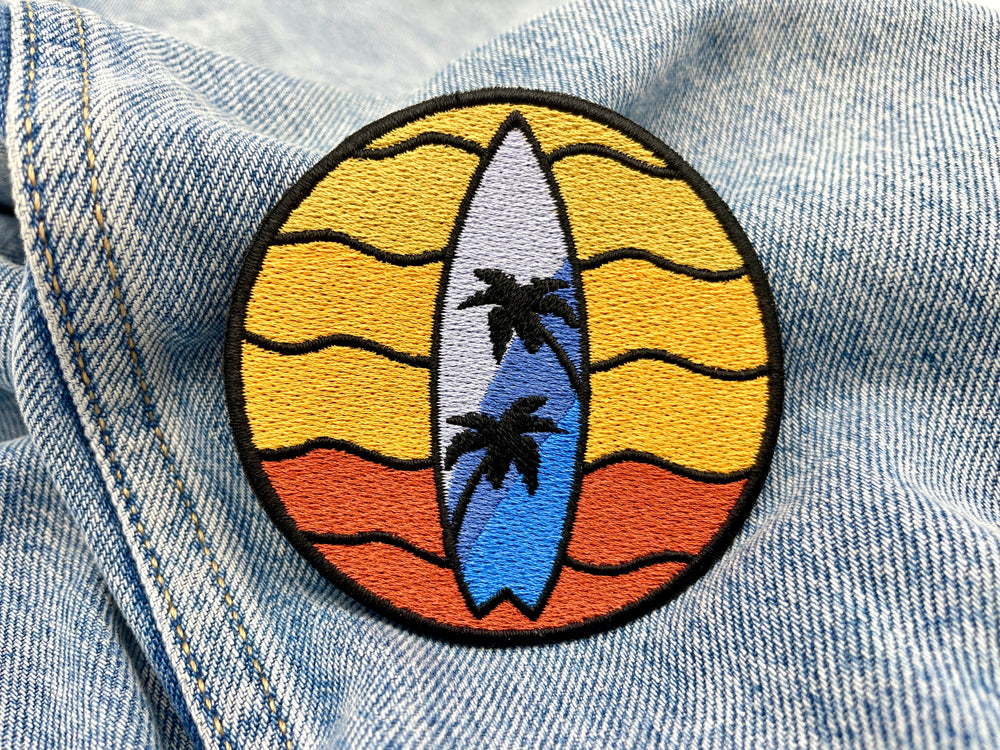 Surfbrett Patch auf blaur Jeans