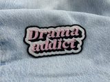 Drama Addict Spruch Patch auf hellblauer Jeans