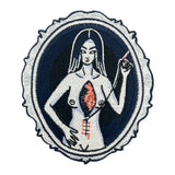 Blau-weißer Frau im Spiegel flickt sich selbst zusammen Patch