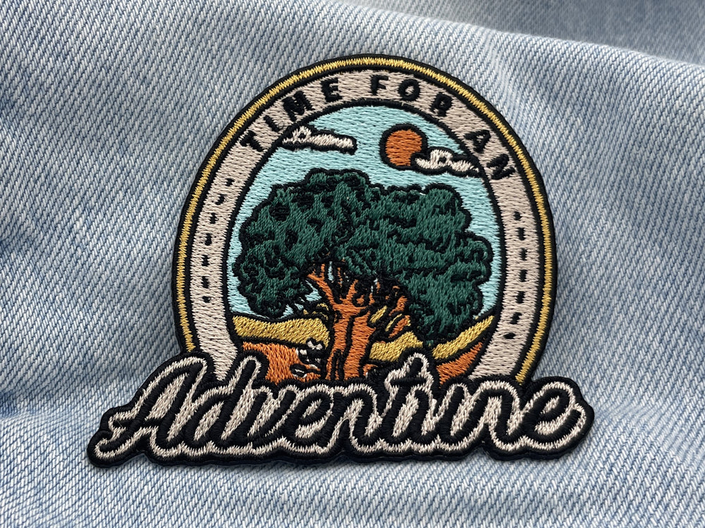Time for an Adventure Patch auf hellblauer Jeans