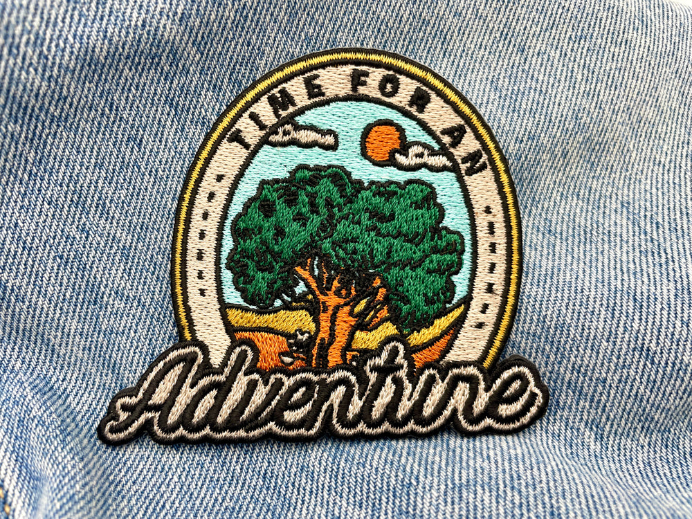Time for an Adventure Patch auf blauer Jeans