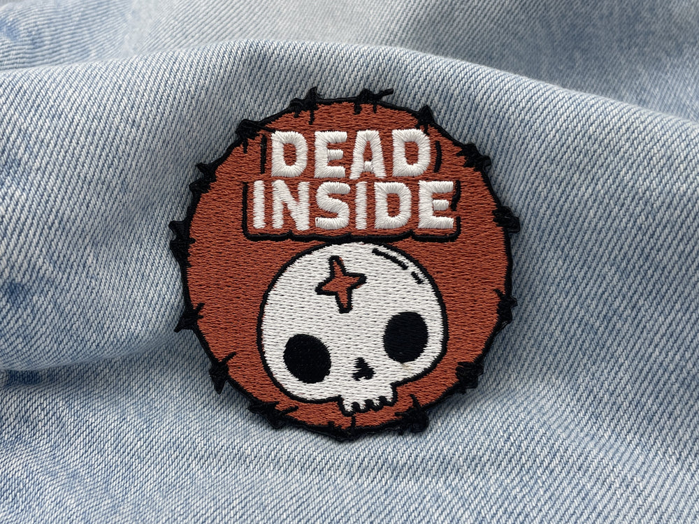 Dead Inside Patch auf hellblauer Jeans