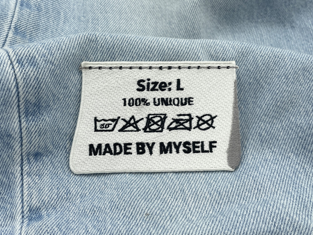 Etikett Patch auf hellblauer Jeans