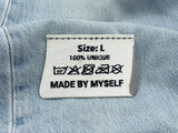Etikett Patch auf hellblauer Jeans
