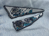Glasscherben Patches auf hellblauer Jeans