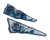 Blau-weiße Rosen in Glasscherben Patches