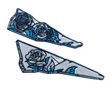 Blau-weiße Rosen in Glasscherben Patches