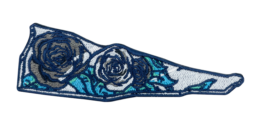 Weiße und graue Rose in Glasscherbe Patch