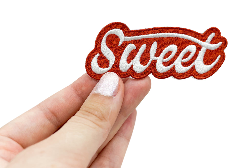 Frauenhand hält den Sweet Patch