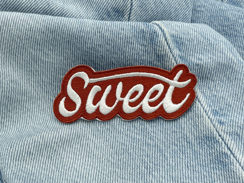 Sweet Patch auf hellblauer Jeans