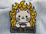 This Is Fine Katze Patch auf hellbaluer Jeans