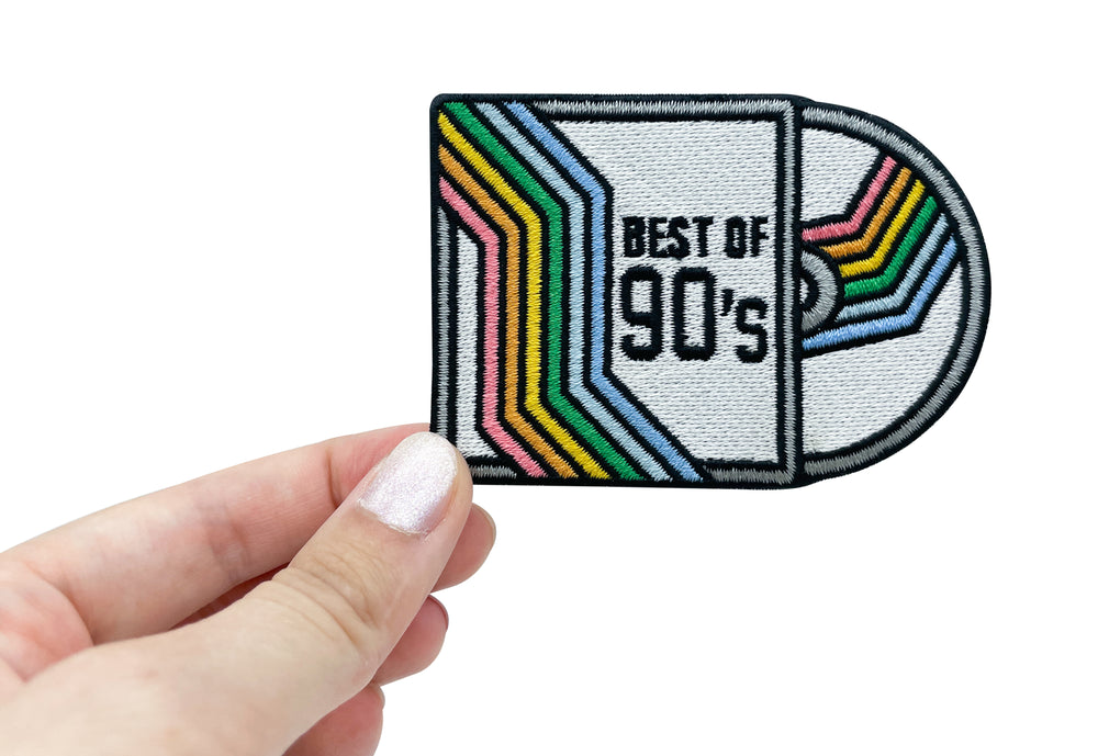 Frauenhand hält den 90´s CD Patch