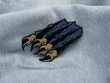 Jeans Krallen Patch auf hellblauer Jeans