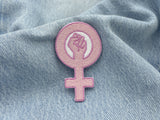 Frauen Power Patch auf hellblauer Jeans