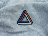 Penrose Dreieck Patch auf hellblauer Jeans